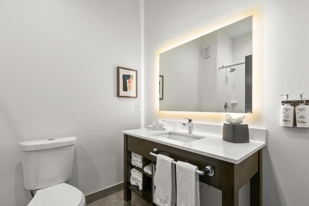 Queen Room with Two Queen Beds - Hearing Accessible/Non-Smoking interior